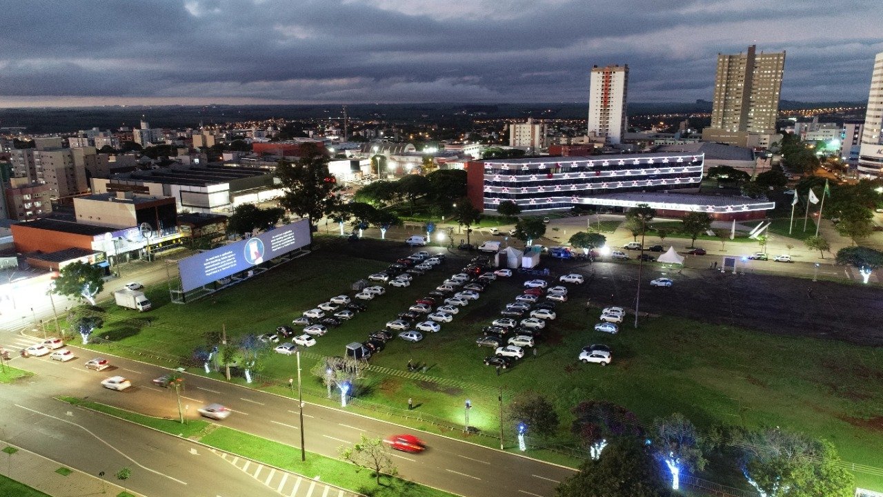 Exibição do espetáculo drive-in atrai 450 veículos na primeira noite Imagem referente a Exibição do espetáculo drive-in atrai 450 veículos na primeira noite