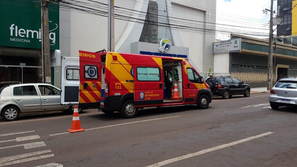 Duas pessoas ficam feridas após colisão de trânsito na Rua Paraná