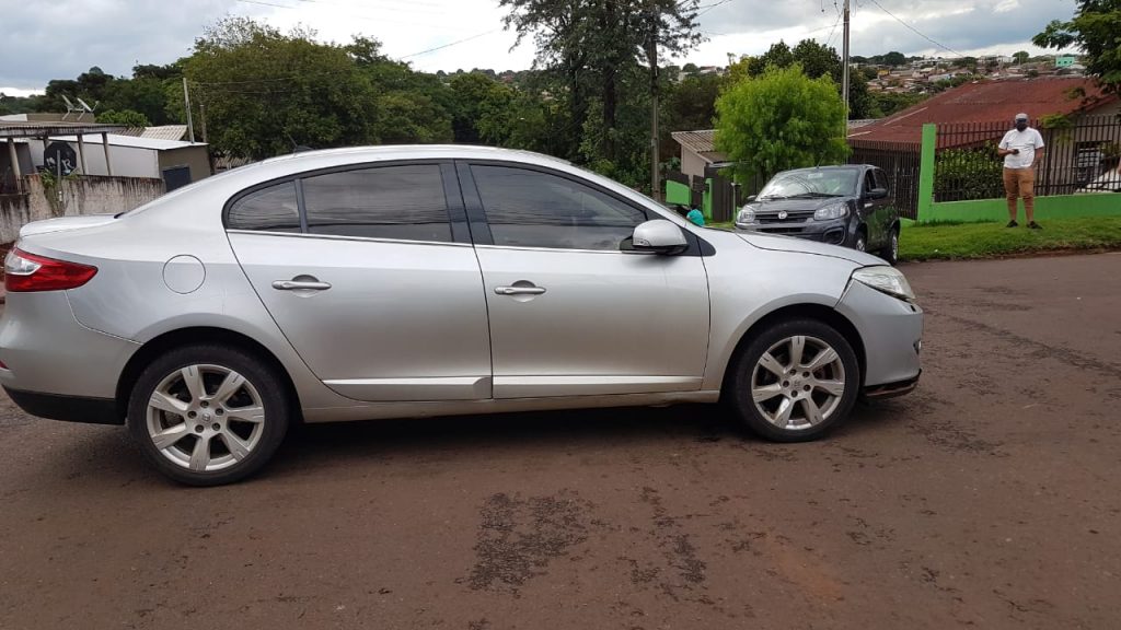 Uno Vivace e Fluence colidem em cruzamento no Bairro Floresta; Siate foi acionado