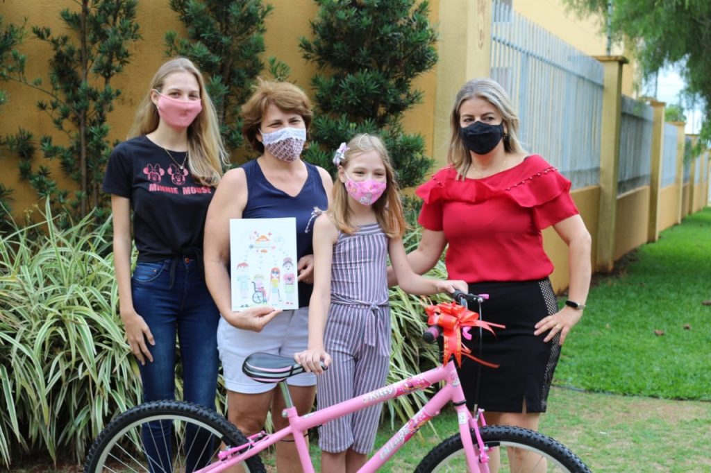 Semed entrega prêmio para aluna vencedora do concurso de desenho escolhido para representar o Programa da Evasão Escolar
