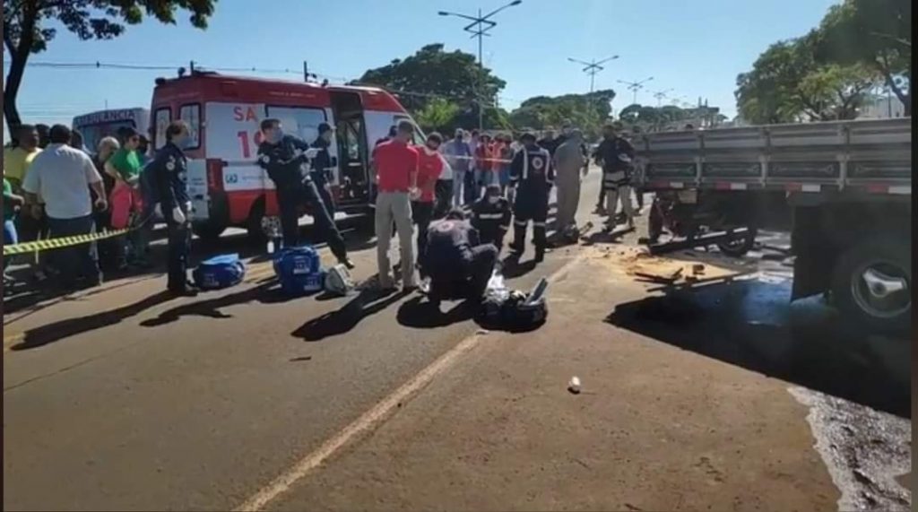 Homem morre após colisão entre moto e caminhão na BR-376, em Mandaguari