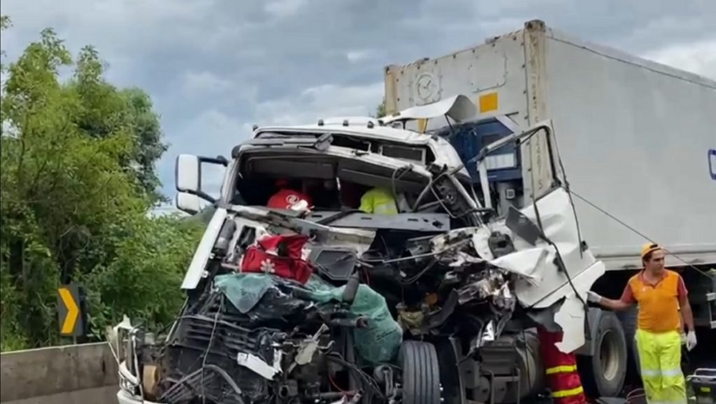 Colisão entre caminhões deixa motorista em estado grave na BR-376, em Ortigueira