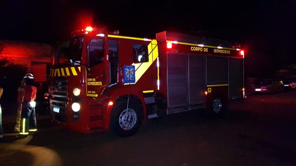 Bombeiros são mobilizados para corte de árvore no Bairro Universitário