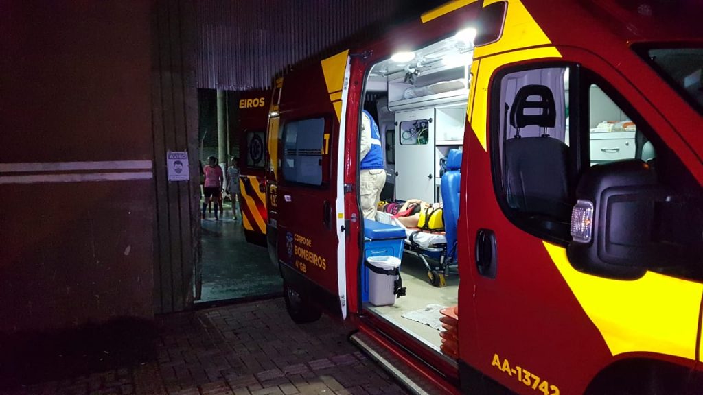 Mulher bate a cabeça em quadra de esportes no Bairro Santo Onofre