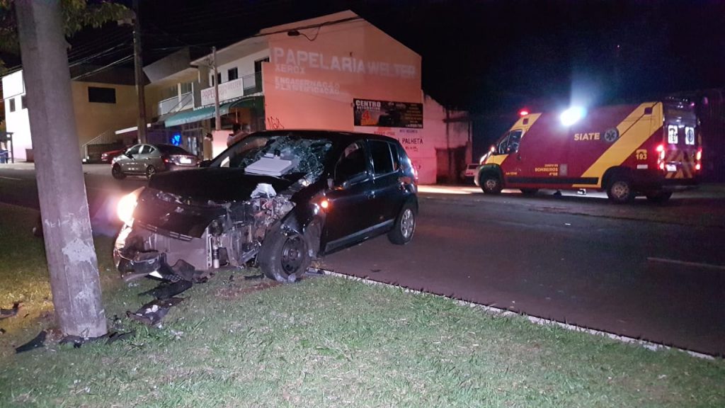 Motorista de aplicativo colide contra um poste e três pessoas ficam feridas, na Olindo Periolo
