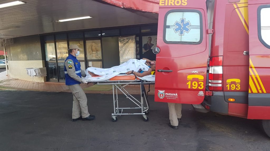 Motociclista fica ferida em acidente de trânsito na Avenida Rocha Pombo