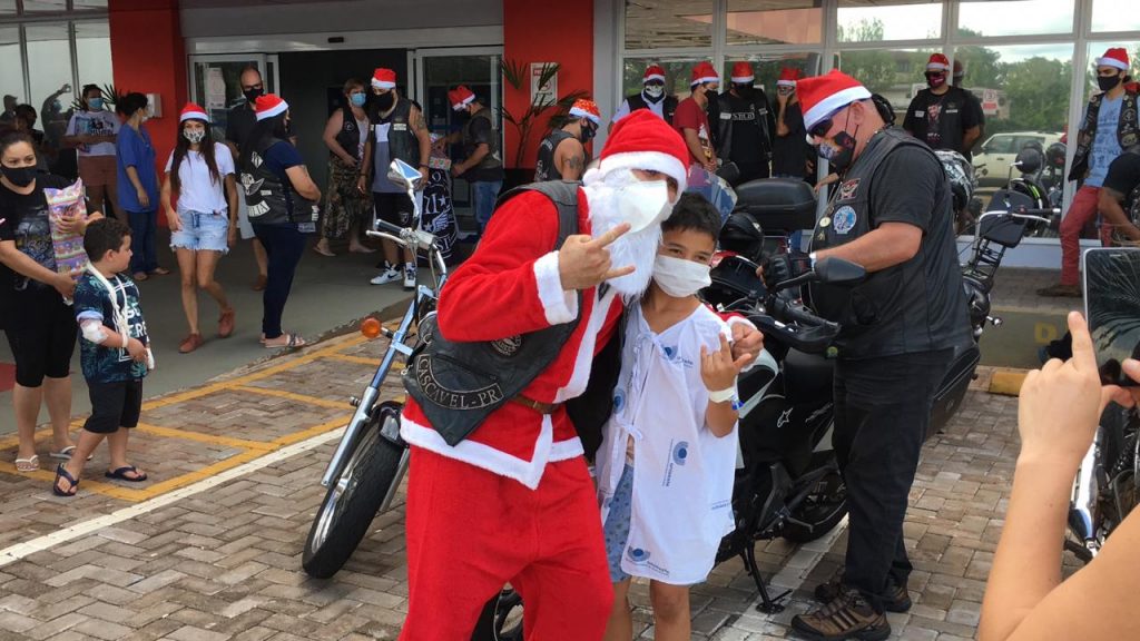 Papai Noel proporciona tarde especial para crianças internadas no Hospital Universitário