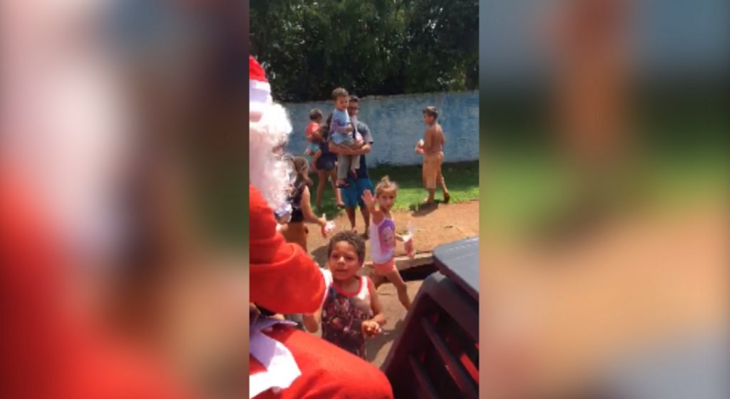 Crianças do Interlagos ganham doces do Papai Noel; em outra ação solidária, família da Vila Tolentino recebe doações