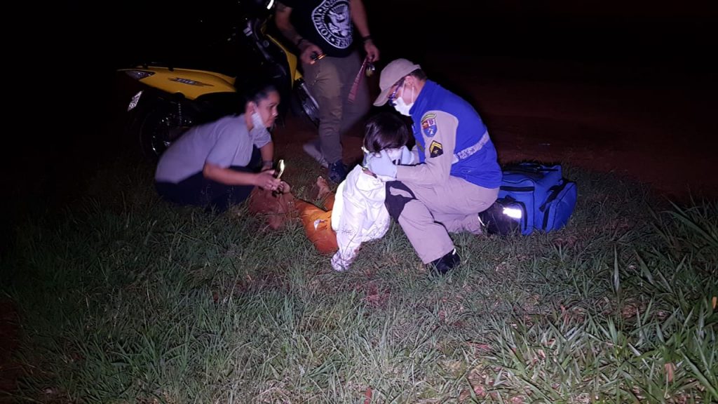 Mulher fica ferida ao cair de moto na marginal da BR-467, no Bairro São Cristóvão Mulher fica ferida ao cair de moto na marginal da BR-467, no Bairro São Cristóvão