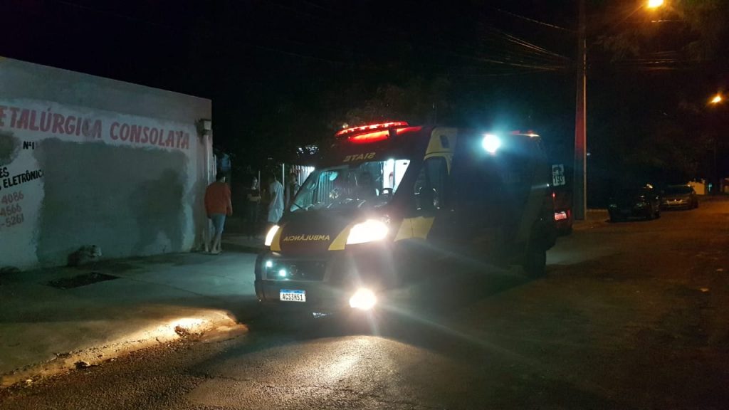 Homem ferido à facada pede ajuda em residência no Consolata
