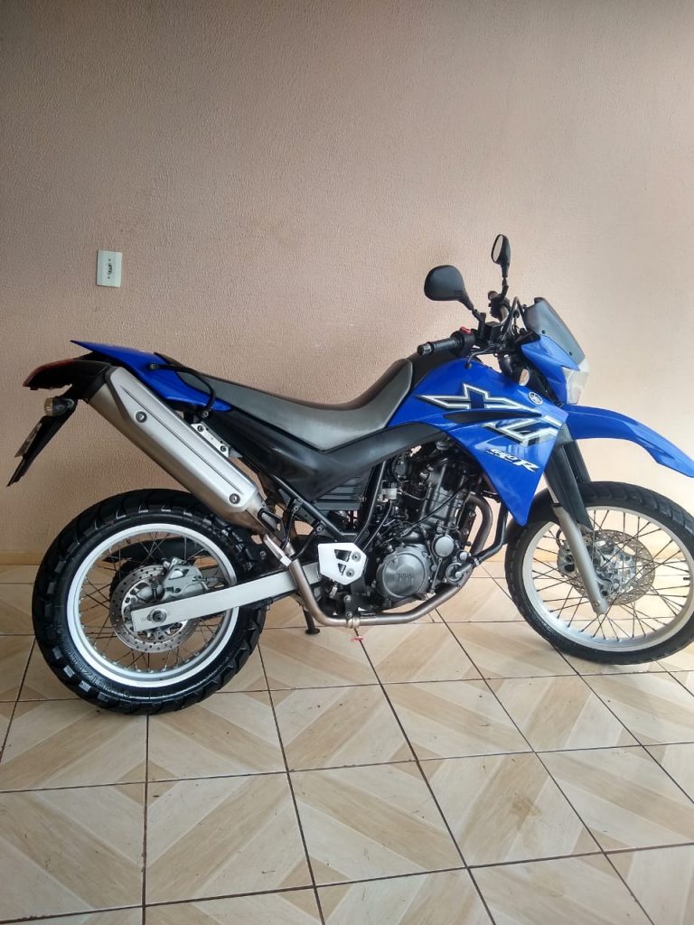 Vítima de assalto à mão armada procura motocicleta levada na madrugada de domingo