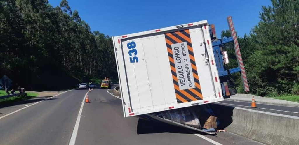 Carreta tomba na BR-376, em Mauá da Serra
