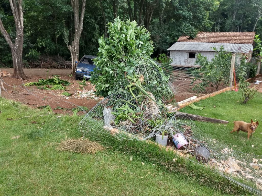 Homem sofre ferimentos após carro capotar em estrada rural em Santo Antônio do Sudoeste