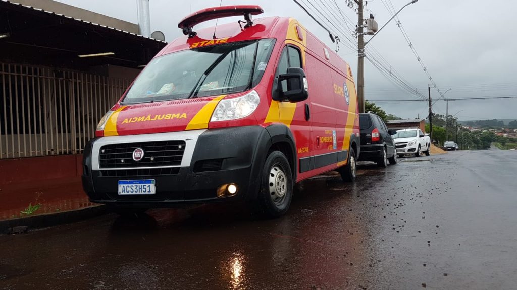 Homem sofre queda em calçada molhada e fere a cabeça no Bairro Tarumã