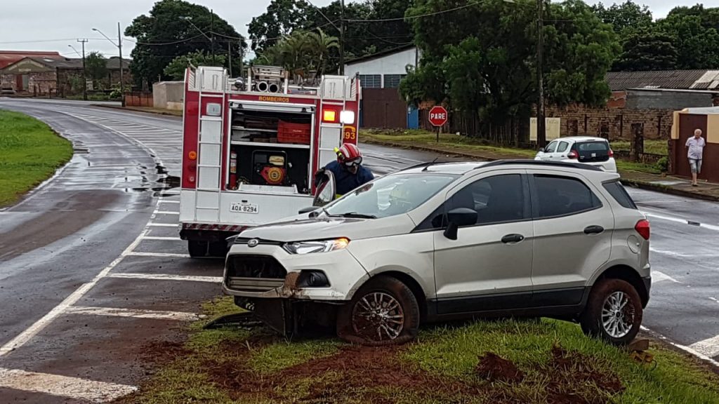 Após aquaplanar na rodovia PRc-467, carro vai parar na via marginal; Bombeiros foram mobilizados Após aquaplanar na rodovia PRc-467, carro vai parar na via marginal; Bombeiros foram mobilizados