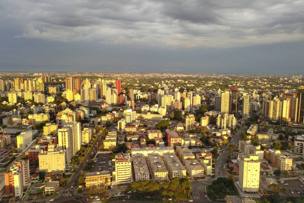 Verão chega nesta segunda-feira com tempo instável, prevê o Simepar Verão chega nesta segunda-feira com tempo instável, prevê o Simepar