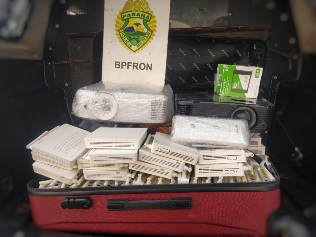 BPFron apreende produtos descaminhados em ônibus na cidade de São Miguel do Iguaçu
