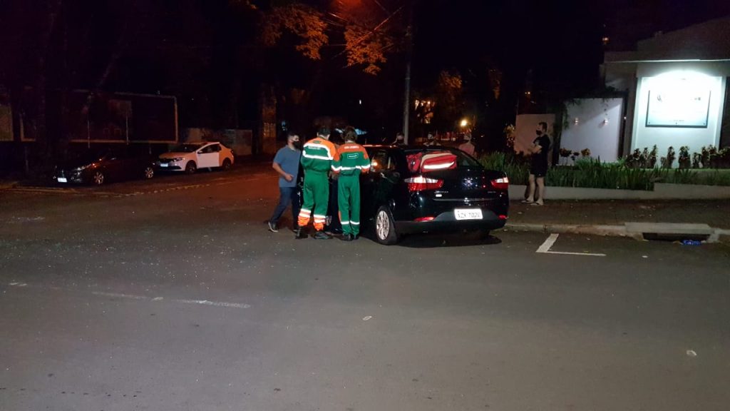 Dois ficam feridos em colisão entre carro e caminhonete no Centro