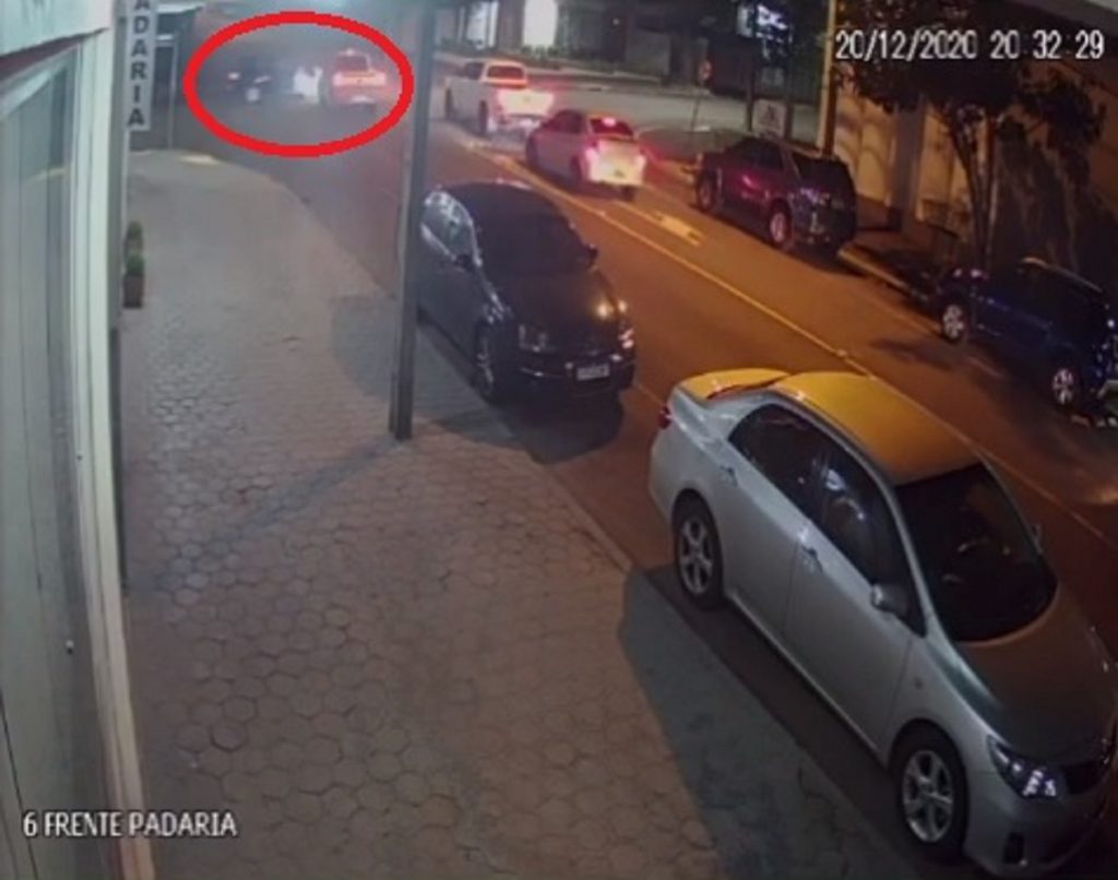 Câmera flagra acidente na esquina das ruas Vicente Machado e Mato Grosso