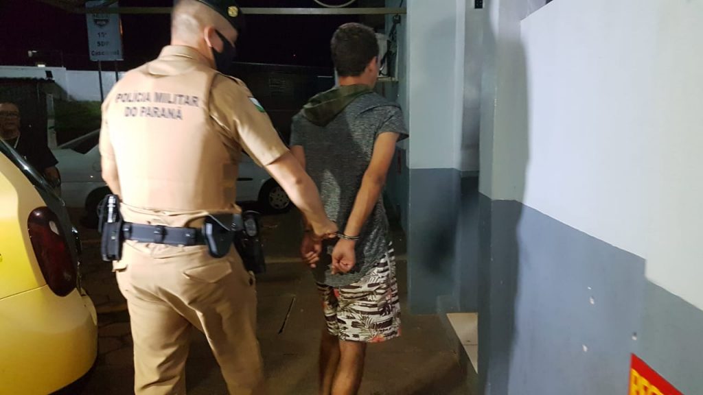 Homem em surto deixa prejuízo em pizzaria e acaba detido na Avenida Carlos Gomes