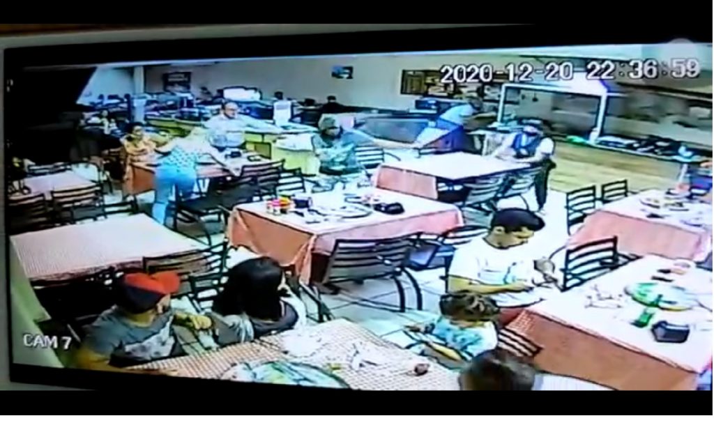Câmera flagra homem tentando ‘quebrar tudo’ em pizzaria