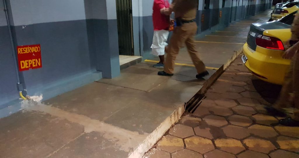 Homem é encaminhado à delegacia após desacatar policiais no Bairro Floresta