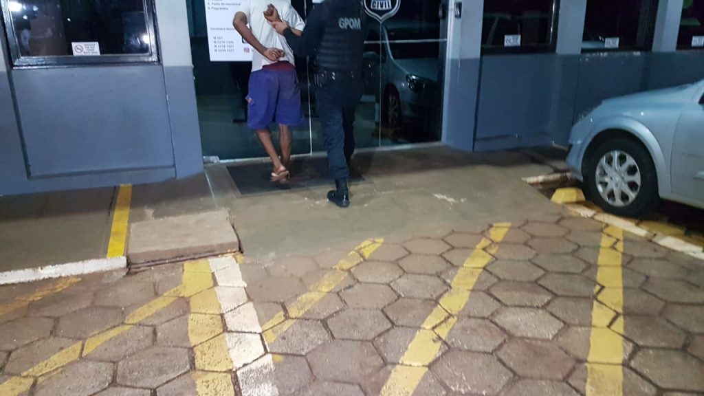 Suspeito de furtar maços de cigarro em bar no Centro é preso pela GPOM