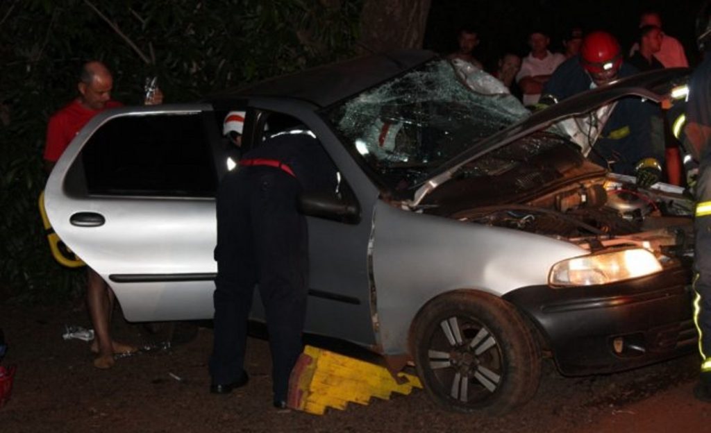 Jovem fica com as duas pernas presas às ferragens após acidente de trânsito em distrito de Santa Helena