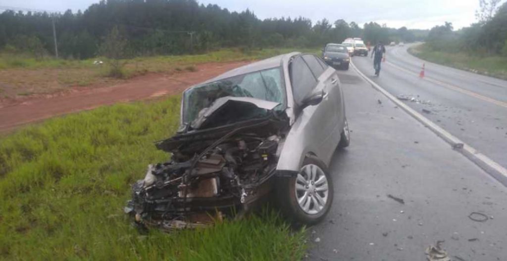 Carro e caminhão batem de frente e cinco ficam feridos, em Tibagi