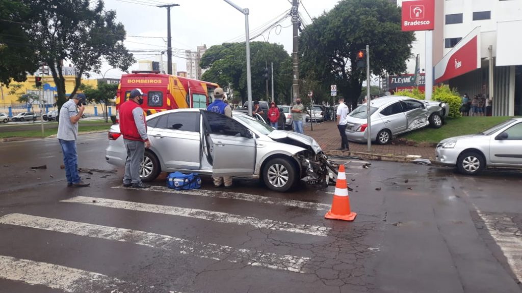 Veículo sobe na calçada após forte colisão na Avenida Brasil, na região central