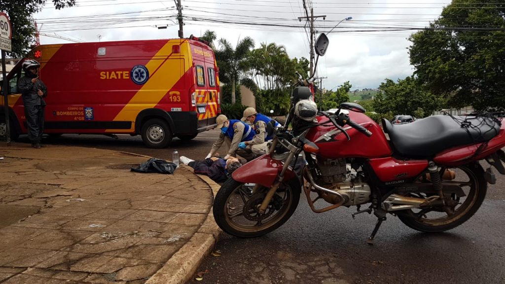 Homem fica ferido em acidente entre carro e moto na Rua Antonina, no Centro
