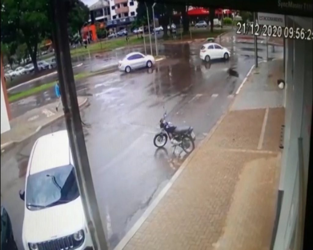 Carro trafega na contramão pela Treze de Maio provocando acidente; Veja o vídeo Carro trafega na contramão pela Treze de Maio provocando acidente; Veja o vídeo