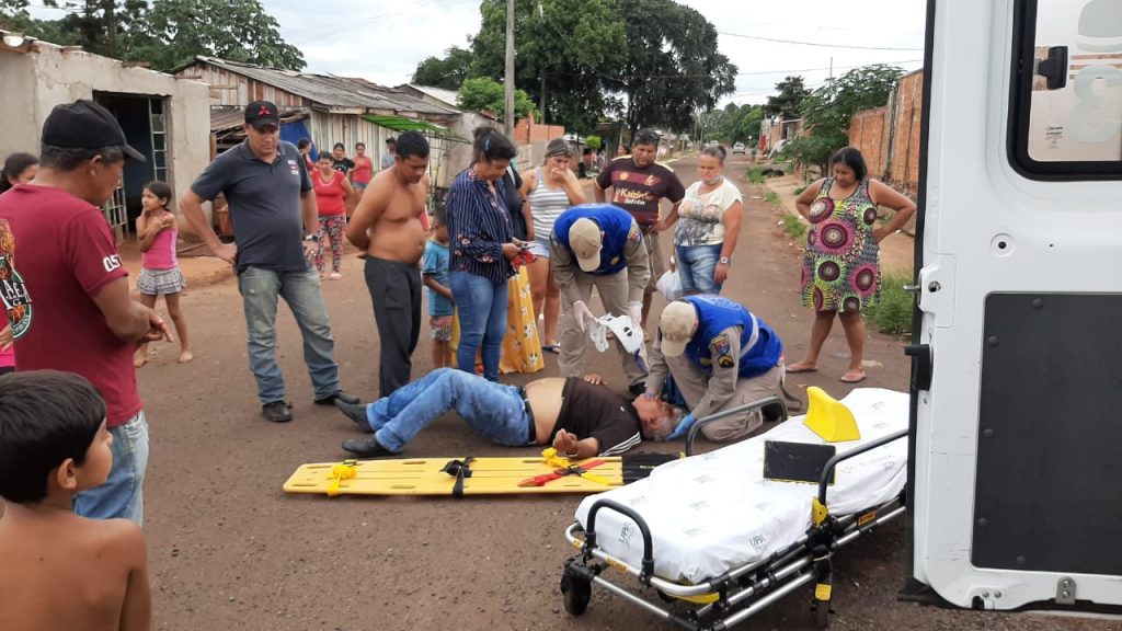 Idoso de 73 anos fica ferido ao cair da carroceria de veículo no Jardim Melissa