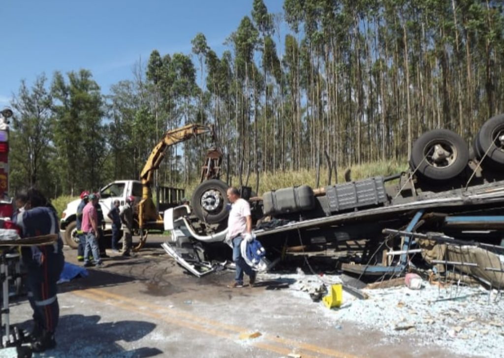 Dois morrem e outro fica ferido em tombamento de caminhão em Santo Antônio do Paraíso Dois morrem e outro fica ferido em tombamento de caminhão em Santo Antônio do Paraíso