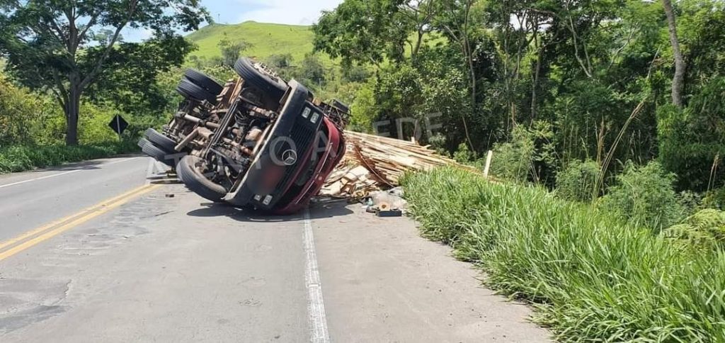 Acidente deixa caminhão tombado, Saveiro fora da pista e BMW caída em ribanceira de 50 metros na BR-153 Acidente deixa caminhão tombado, Saveiro fora da pista e BMW caída em ribanceira de 50 metros na BR-153