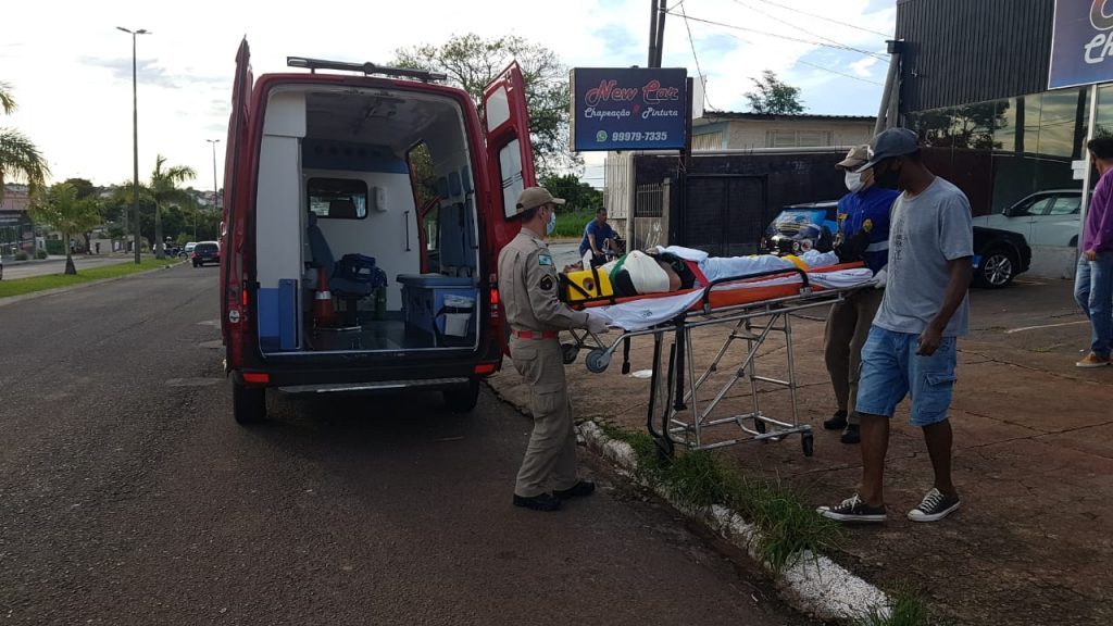 Jovem de 21 anos fratura clavícula ao sofrer queda de moto na Avenida Brasil Jovem de 21 anos fratura clavícula ao sofrer queda de moto na Avenida Brasil