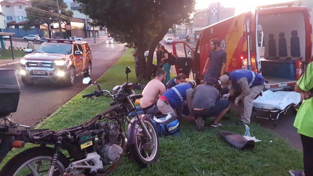 Motociclista passa mal e sofre queda na Avenida Rocha Pombo; Samu e Siate prestaram atendimento Motociclista passa mal e sofre queda na Avenida Rocha Pombo; Samu e Siate prestaram atendimento