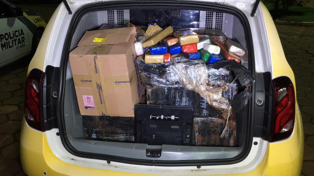 Após denúncia, PM apreende cerca de 100 kg de maconha no Bairro Morumbi Após denúncia, PM apreende cerca de 100 kg de maconha no Bairro Morumbi