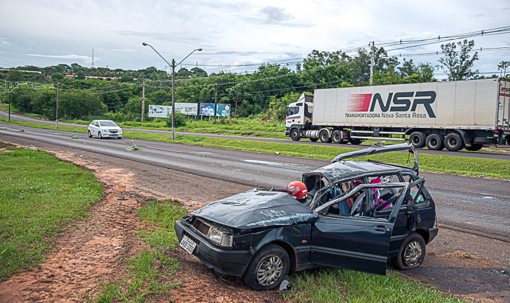 Motorista tem ferimentos leves após capotar três vezes na rodovia PR-323