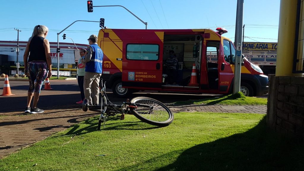 Ciclista fica ferido após acidente na Av. Barão do Rio Branco, em Cascavel