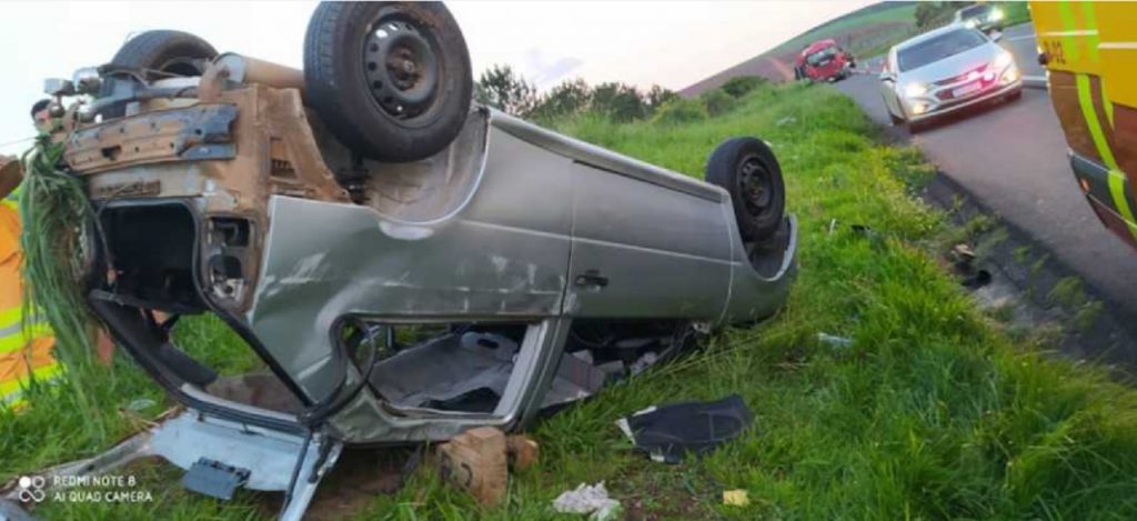 Carro leva ‘fechada’ de caminhão e capota na BR-376