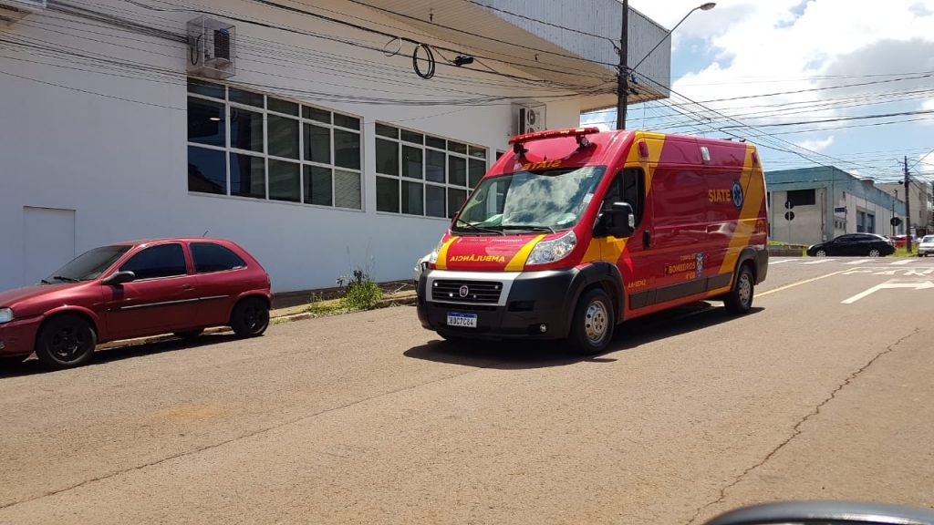 Mulher é levada à UPA Tancredo Neves após se envolver em acidente na Av. Carlos Gomes
