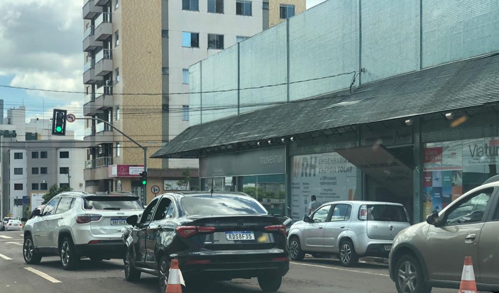 Carros batem na Rua Recife, no Centro de Cascavel