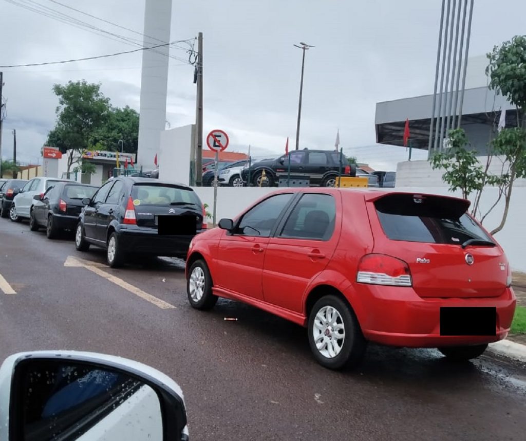 Internauta reclama de veículos estacionados de forma irregular no Bairro Pacaembu Internauta reclama de veículos estacionados de forma irregular no Bairro Pacaembu