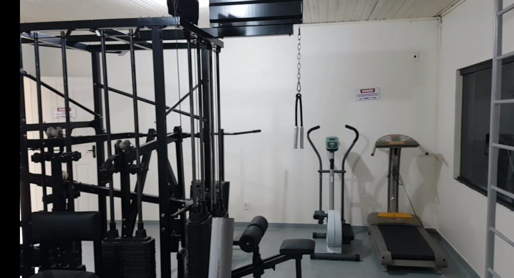 Com ajuda da comunidade, PM ganha academia de musculação