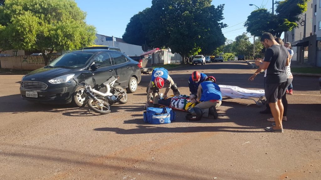 Condutor de motoneta fica ferido em colisão com Ford Ka no Coqueiral; câmera registrou o momento da batida Condutor de motoneta fica ferido em colisão com Ford Ka no Coqueiral; câmera registrou o momento da batida