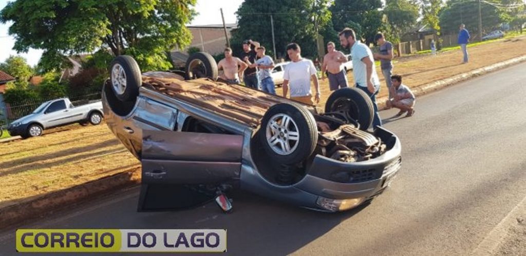Colisão seguida de tombamento é registrada em distrito de Santa Helena; criança na cadeirinha saiu ilesa Colisão seguida de tombamento é registrada em distrito de Santa Helena; criança na cadeirinha saiu ilesa