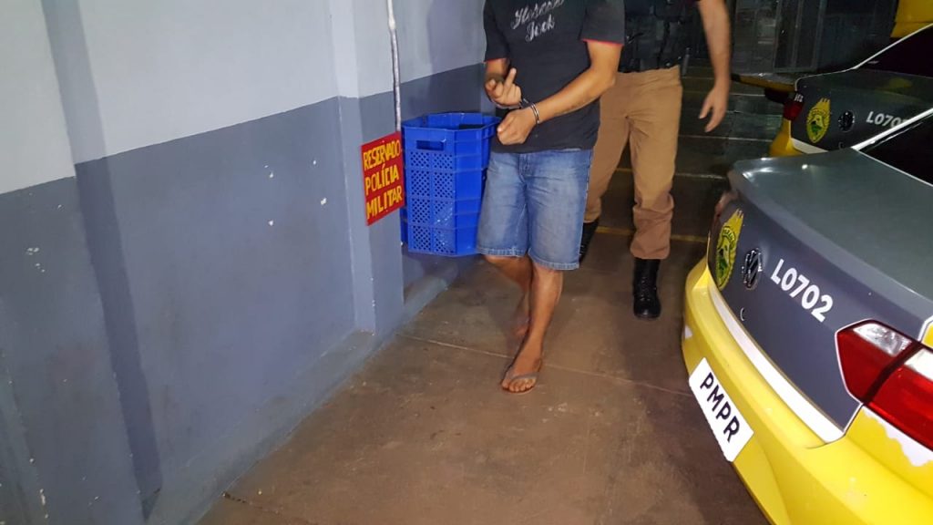 Homem ameaça esposa e familiares com faca e acaba detido em ação da PM em Lindoeste Homem ameaça esposa e familiares com faca e acaba detido em ação da PM em Lindoeste