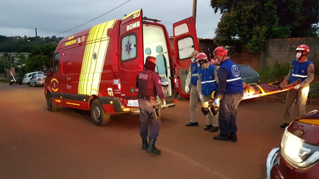 Bombeiros socorrem pessoa ferida por arma branca no Interlagos