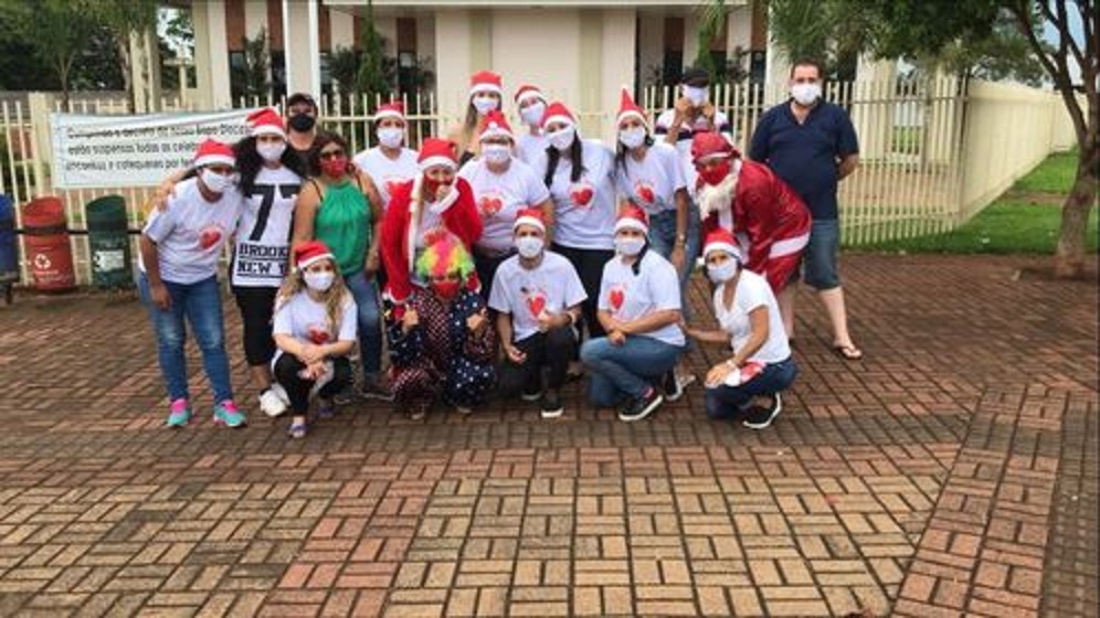 Grupo de moradores distribui brinquedos e doces para crianças em Ubiratã